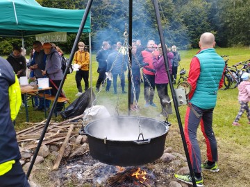 Pogoda nie odstraszyła entuzjastów turystyki pieszej i rowerowej na jubileuszowej XX edycji Rajdu Tour de Kalonka, 